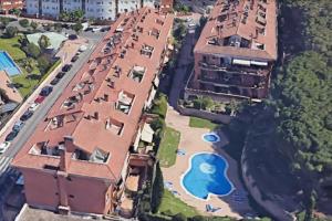 una vista aerea di una casa con un fiume di Apartamento Loft, LLoret de Mar a Lloret de Mar