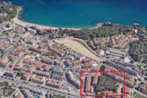 una vista aerea di una città con un rettangolo rosso di Apartamento Loft, LLoret de Mar a Lloret de Mar