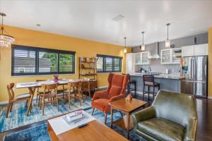 een keuken en een woonkamer met een tafel en stoelen bij VioletSuitesPDX in Portland