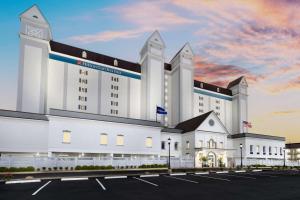 uma representação de um grande edifício branco com estacionamento em Hilton Garden Inn Ocean City Oceanfront em Ocean City