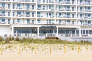 um hotel na praia ao lado da praia em Hilton Garden Inn Ocean City Oceanfront em Ocean City