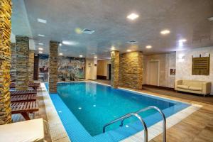 una gran piscina en una habitación de hotel en Sunrise Apartment Pamporovo, en Pamporovo