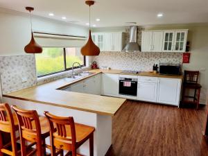 Una cocina o cocineta en The Timboon Villa - 5 bedroom home