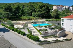 - une vue aérienne sur un jardin avec une piscine dans l'établissement Malo More Resort, à Trogir