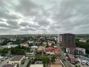 eine Luftansicht einer Stadt mit Gebäuden und Autos in der Unterkunft Kass Apartment Hotel in Accra