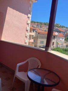 Rõdu või terrass majutusasutuses Apartments & Rooms Krecak Sibenik