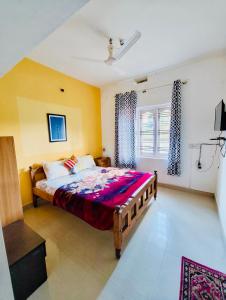 una camera con un grande letto di Coorg New Dreamland Homestay and tent stay a Kushalnagar