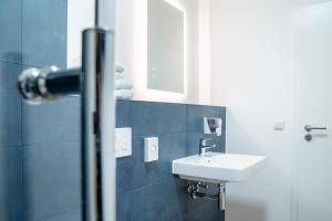 a bathroom with a sink and a mirror at Gwuni Mopera in Leipzig