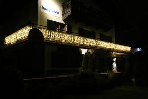 een gebouw met lichten aan de zijkant 's nachts bij Haus Vera in Zell am See