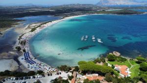 eine Luftansicht auf einen Strand mit Booten im Wasser in der Unterkunft Case Vacanze Villa Rosita in San Teodoro