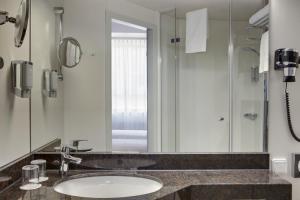 A bathroom at IntercityHotel Kassel