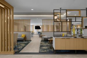 een lobby van een hotel met banken en stoelen bij TownePlace Suites by Marriott Coeur d'Alene in Coeur d'Alene