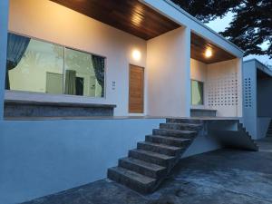 une maison avec un escalier menant à celle-ci dans l'établissement Canary Guesthouse, à Pai