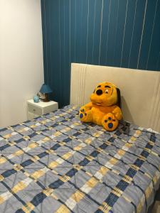 ein Teddybär auf einem Bett in der Unterkunft T1 equipado Minde in Minde