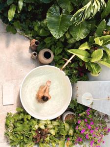 d'une baignoire avec une photo d'un homme. dans l'établissement Alma Bingin Boutique Hotel, à Uluwatu