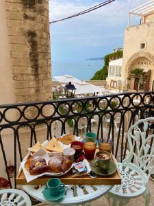 un tavolo con vassoio di cibo sul balcone di Donna Veneranda a Vieste