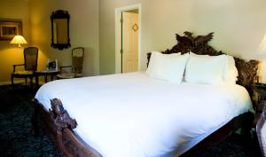 een slaapkamer met een groot bed met witte kussens bij The Sanford House Inn & Spa in Arlington