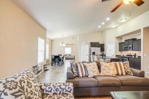 Una cocina o kitchenette en Pet-Friendly Santa Teresa Home with Patio and Grill!