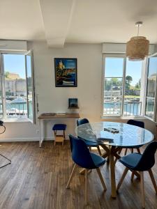 ブレストにあるAppartement neuf - Vue sur la mer et la Tour Tanguyのダイニングルーム(ガラスのテーブル、椅子付)