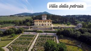 vista aerea di un edificio con giardino di Florence Chic, garden and parking a Firenze