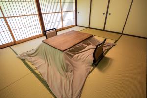 een houten tafel in een kamer met bij Matsuzakaya Honten in Hakone