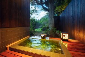 a jacuzziificialificialificialificialificialificialificial bij Matsuzakaya Honten in Hakone