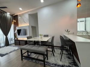 uma cozinha e sala de jantar com mesa e cadeiras em ANNA AR ANTARA RESIDENCE LAKE VIEW, Putrajaya em Putrajaya