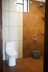 e bagno con servizi igienici e doccia. di Dutch Square Hostel a Alleppey