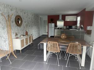 - une cuisine et une salle à manger avec une table et des chaises dans l'établissement Logement cosy proche plage wissant, à Marquise