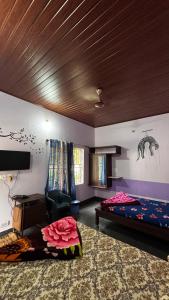 1 dormitorio con 1 cama y 1 sofá en una habitación en Horanadu Haranamakki Homestay, en Kalasa