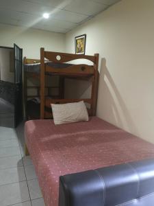 阿雷基帕Hostel Viajeros Arequipa的一间卧室配有一张床和双层床。