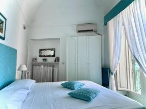 Cama ou camas em um quarto em La Clarissa Amalfi Dreams