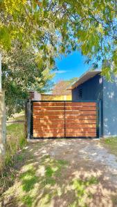 een huis met een houten hek en een garage bij Casitas Atlántida in Atlántida