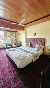 um quarto de hotel com duas camas num quarto em Hotel kabir em Srinagar