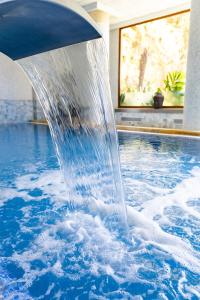 une fontaine au milieu d'une piscine dans l'établissement Hotel IPV Palace & Spa - Adults Recommended, à Fuengirola