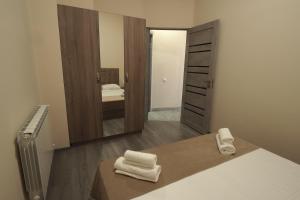 un bagno con specchio e asciugamani su un letto di Hotel Sofia Yerevan a Yerevan