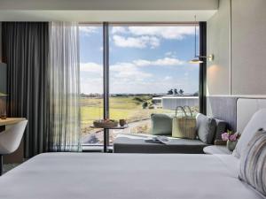 Giường trong phòng chung tại Pullman Auckland Airport