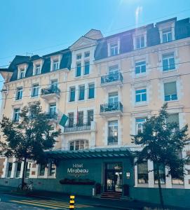 ローザンヌにあるHotel Mirabeau, BW Signature Collection, Lausanneの通路角の大きな建物