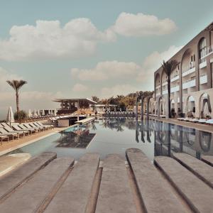 Piscina a OCEAN BLUE HOTEL & RESORT -Jbeil o a prop