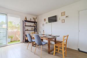 - une salle à manger avec une table et des chaises dans l'établissement Le Casselardit -T4 proche Hôpital - Clim - Balcon, à Toulouse