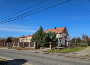 ein Haus an der Straßenseite mit in der Unterkunft Noclegi in Siestrzeń