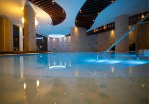 uma piscina num edifício à noite em Hotel Camino Real em Santa Cruz de la Sierra