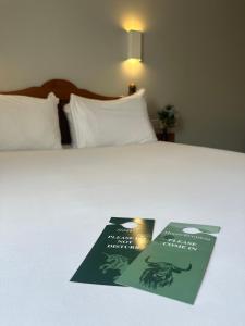 ein Buch auf einem Bett in der Unterkunft go2 Glasgow Cumbernauld Hotel in Glasgow