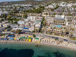 uma vista aérea de uma praia em positano em Mia Hill Suites em Bodrum City