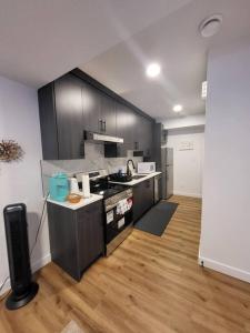 Cuina o zona de cuina de Pebbles' Cozy 2Bed Basement Suite - near Downtown