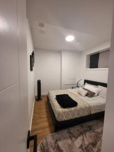 Llit o llits en una habitació de Pebbles' Cozy 2Bed Basement Suite - near Downtown