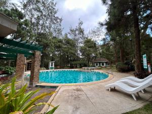 Bazen u ili blizu objekta Vacation Villas at Crosswinds Tagaytay