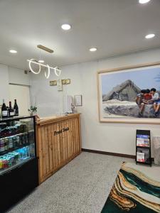 un restaurante con una barra y una foto en la pared en Delta Hotel, en Gangneung