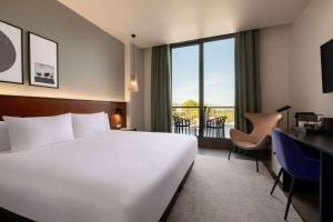 Un pat sau paturi într-o cameră la Dolce by Wyndham Barcelona Resort