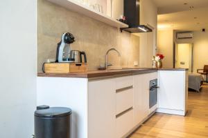 Stylish studio in the heart of Breda city center في بريدا: مطبخ مع حوض وكاونتر